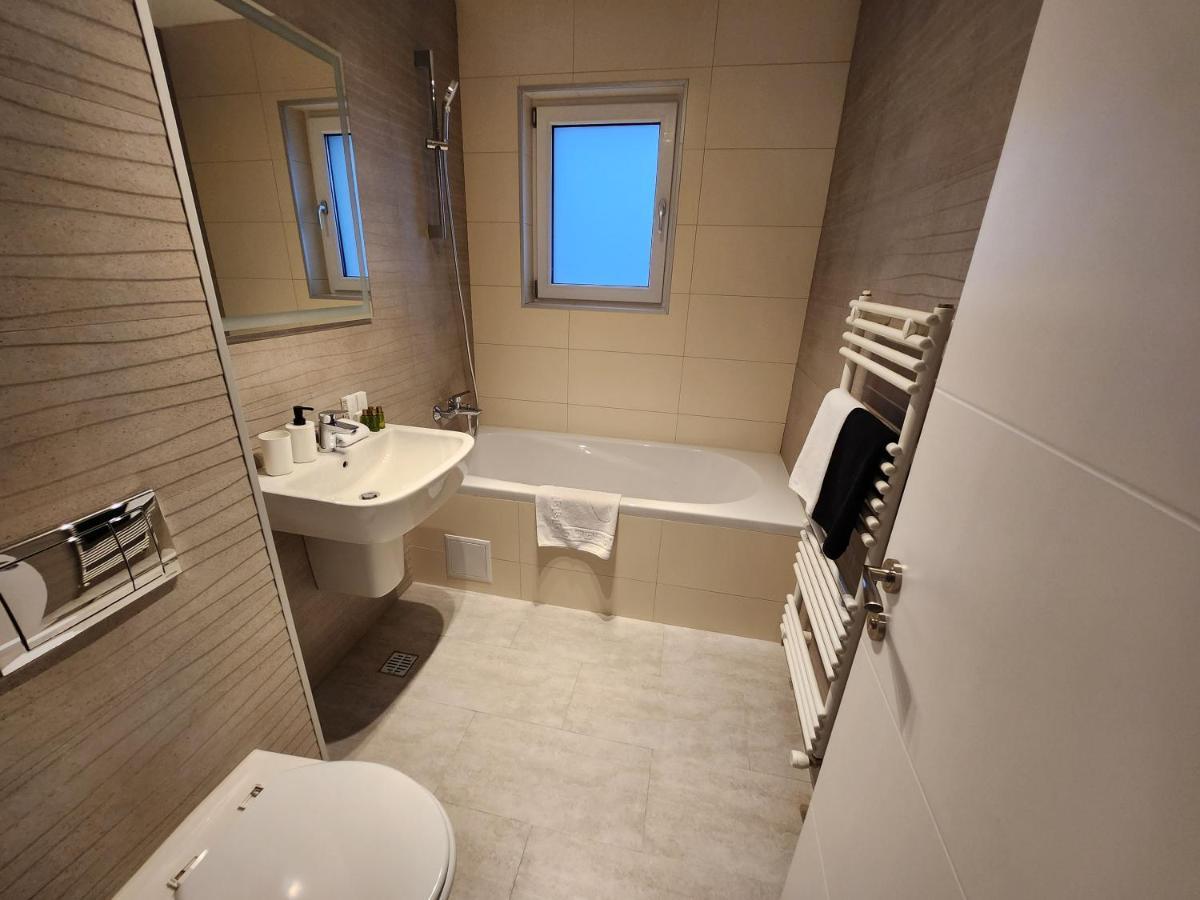 Grand Look & Best Location For Business On Bukares Bagian luar foto